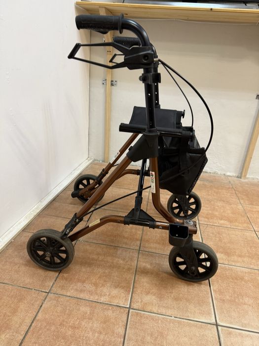 Ролатор ходунки з сидінням є з кошиком,є багато в наявності !