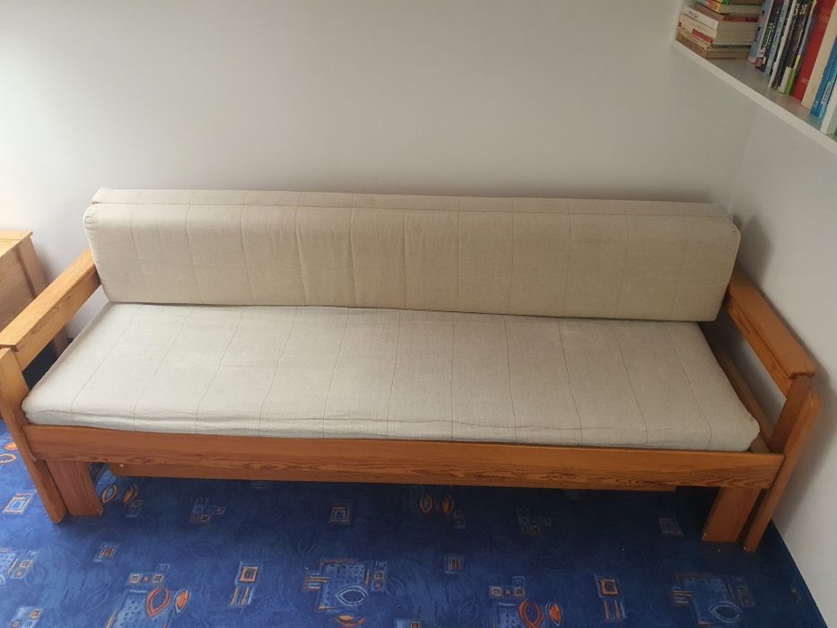 Komplet mebli z litego drewna: szafa, kanapa, szafka nocna, dwa regały pod skosy