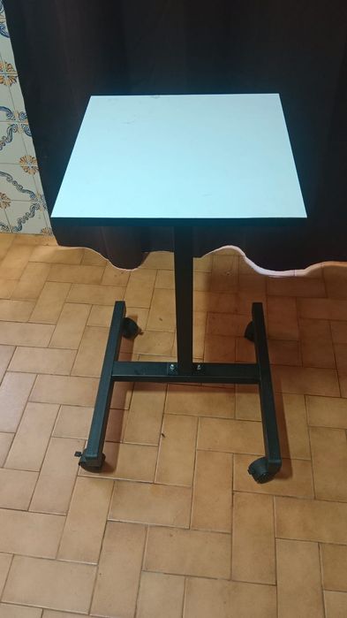 Duas mesas para portátil por 30 euros cada uma