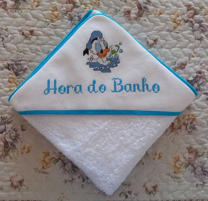 Toalha de banho infantil bordada em ponto cruz
