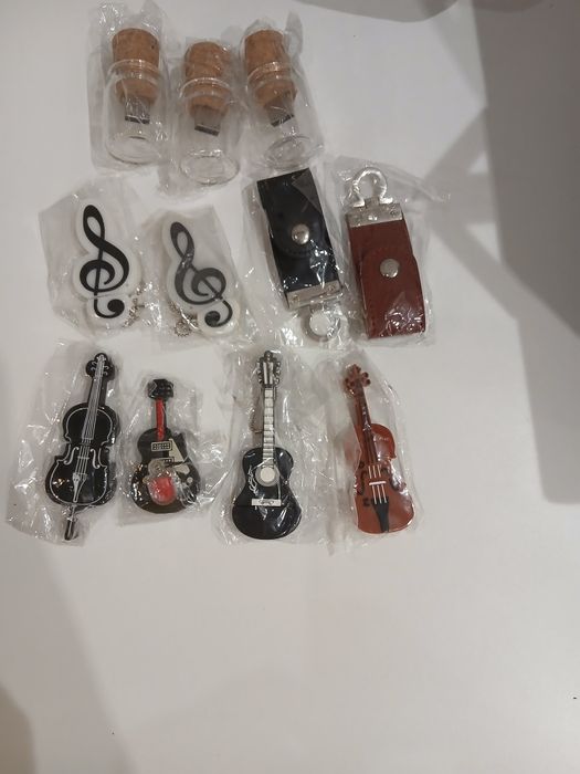 Флешки 32 Гб. 100 грн