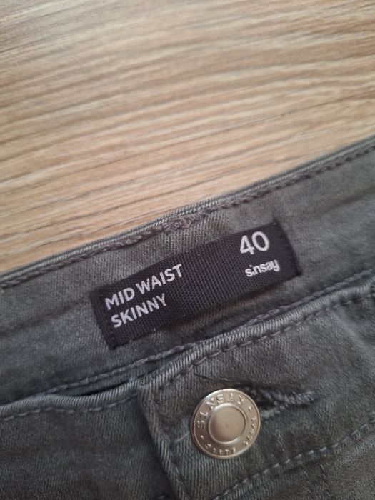 Świetne szare spodnie jeansy wysoki stan rurki elastyczne Sinsay 40