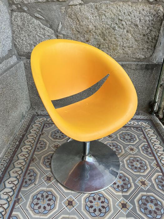 Cadeira rotativa elevatoria laranja