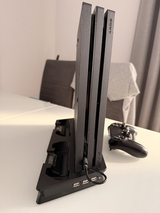 PS4 PRO 1TB z kierownica HORI RWA