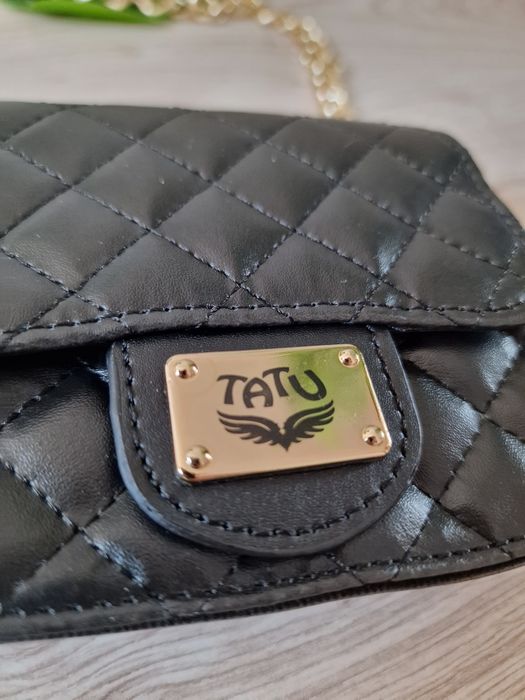 Torebka mini pikowana czarna na złotym łańchu