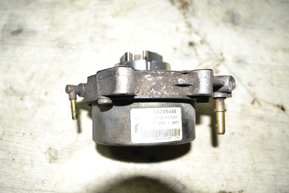 Вакуумний насос Opel Astra H Zafira C Vectra C 2.0 CDTi 55205446