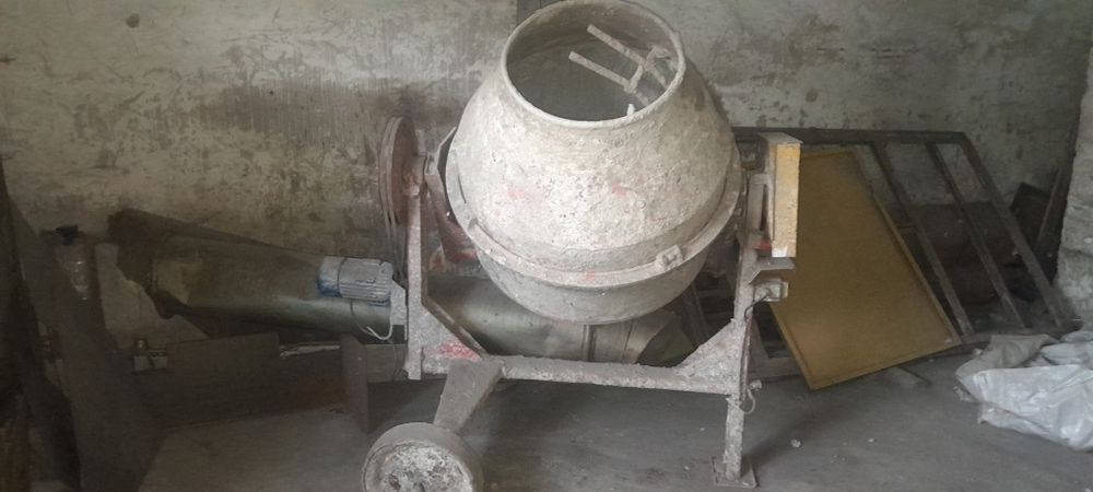 Велика бетономішалка. Бетонозмішувач.