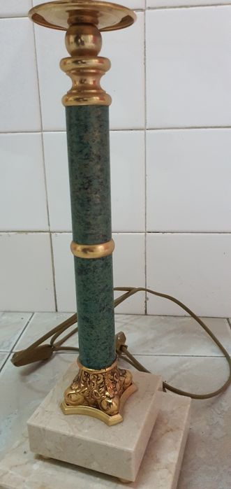 Candeeiro com pé  em Mármore