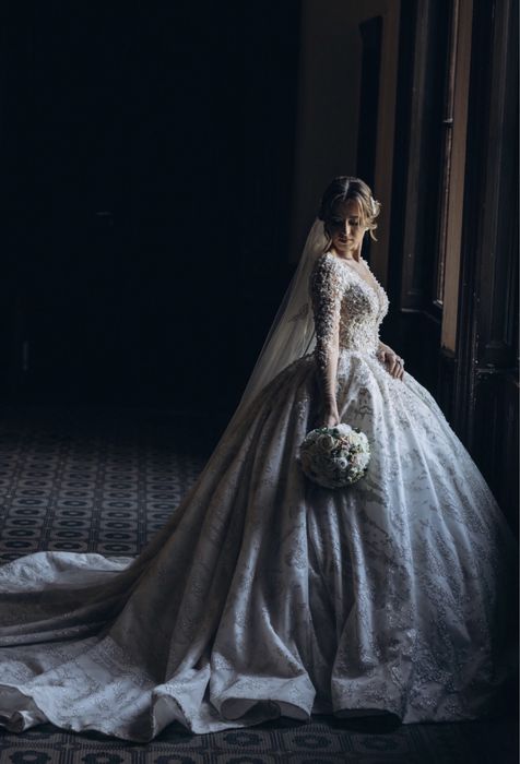 Розкішна весільна сукня