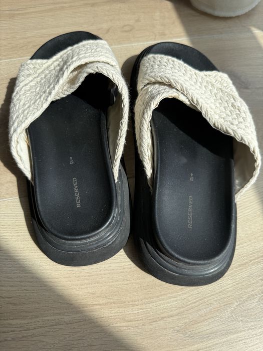 Reserved шльопки на літо