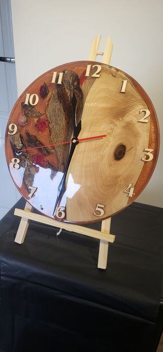 Zegar z różami w żywicy