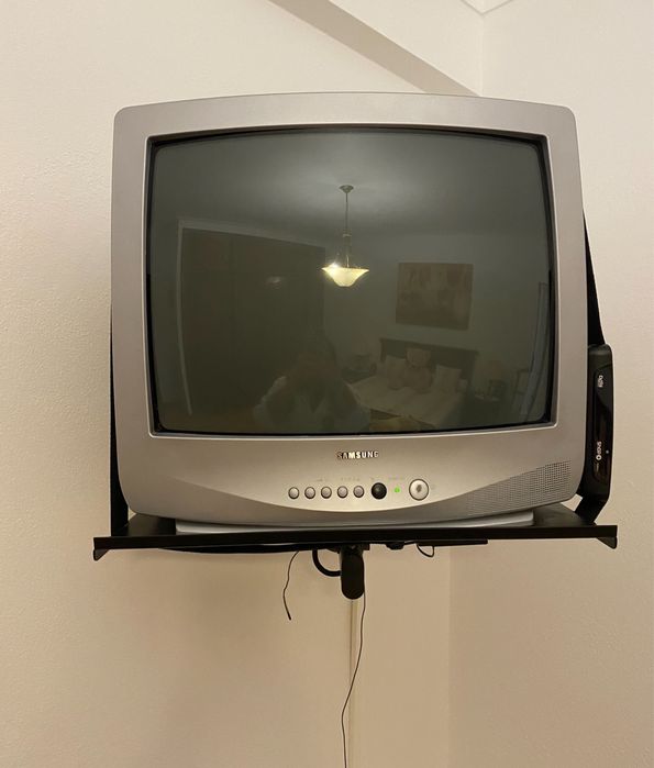 Televisão Samsung e suporte64738485335682120