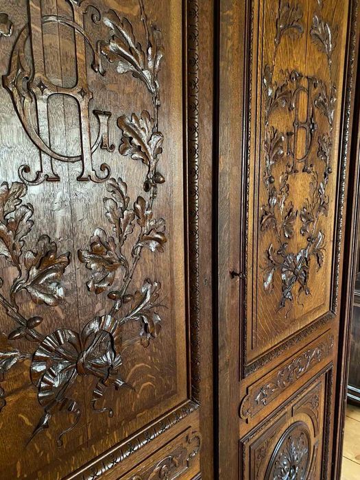 Вишукана шафа з ініціалами