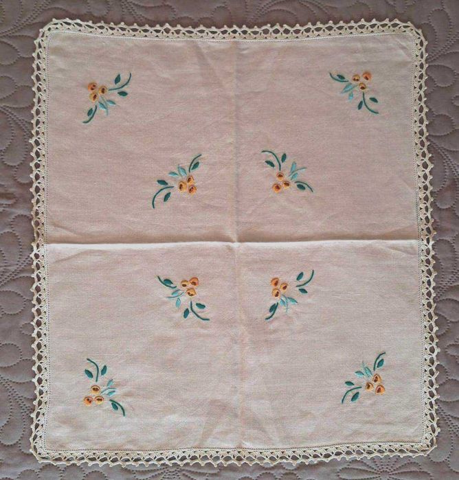 Naperon em Linho com Renda e Bordado – 40 x 40 cm