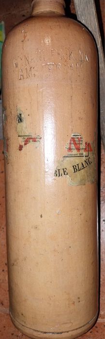 Garrafa antiga de gin em barro