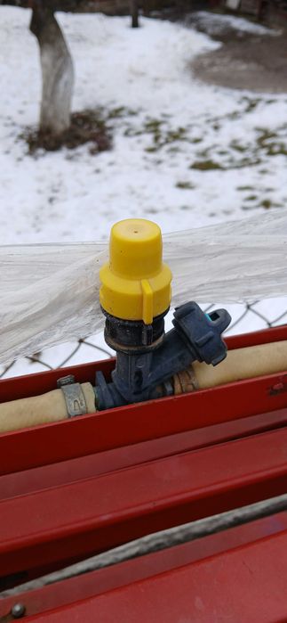 Продам тракторний оприскувач 400л