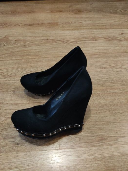 Туфлі недорого стан гарний.