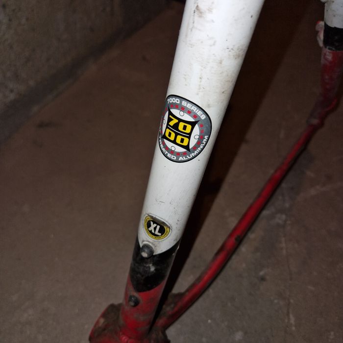 Rama rowerowa GT z amortyzatorem i kierownicą