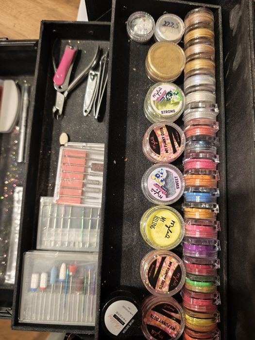 Kufer z akcesoriami do hybrydy