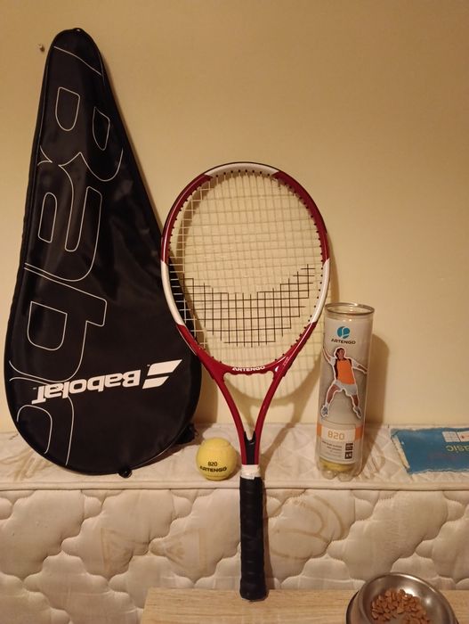 Raquete de tênis com 4 bolas.