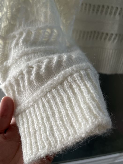 Вʼязані кофти молочного кольору