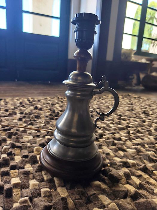 Candeeiro de Mesa Vintage em Estanho e Madeira | Bélgica/Holanda | Anos 40-60