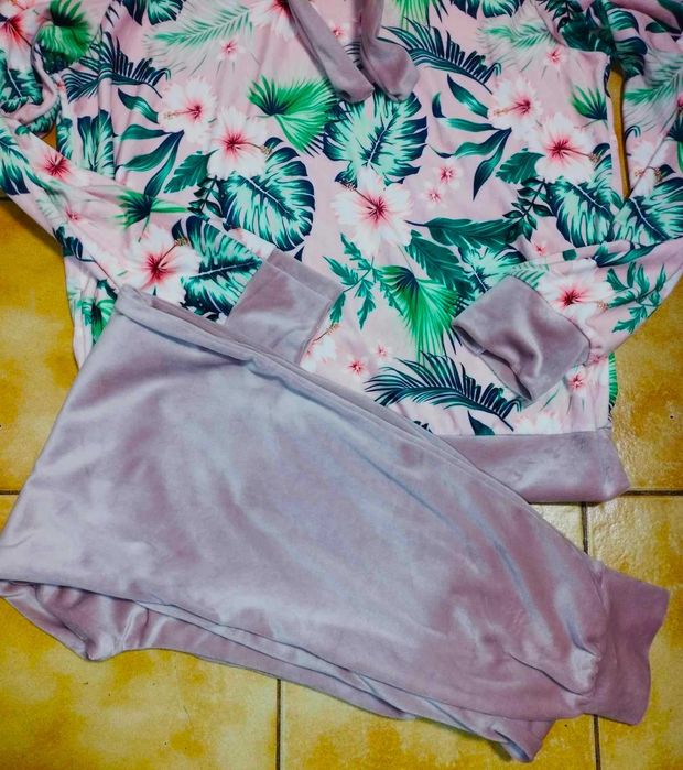 Welurowy dres z kapturem w kolorze pudrowy róż