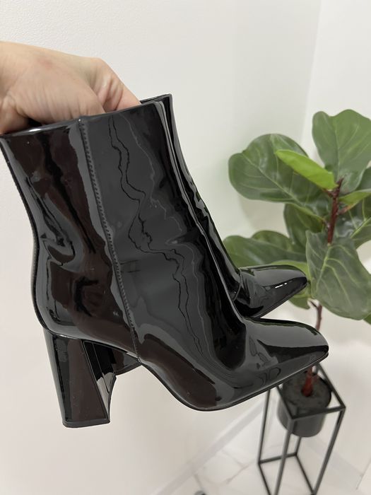 Ботінки H&M стильно дивляться на ніжці