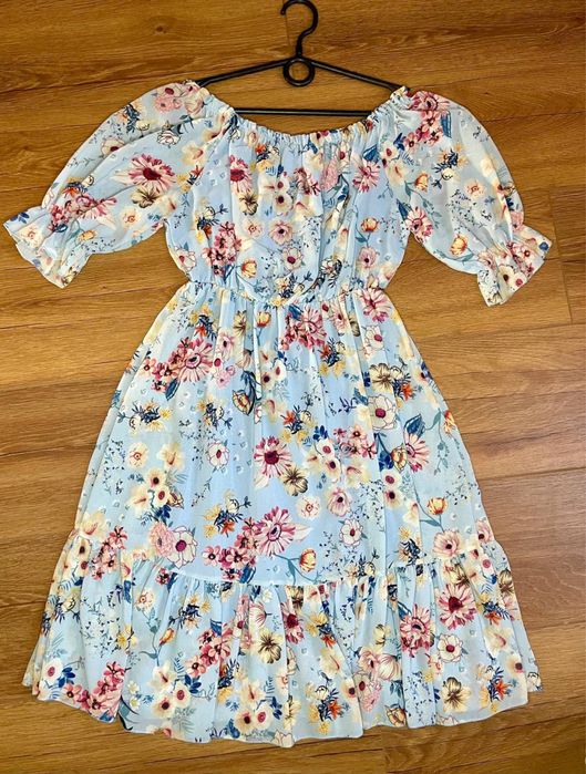 Блакитна сукня з квітковим принтом