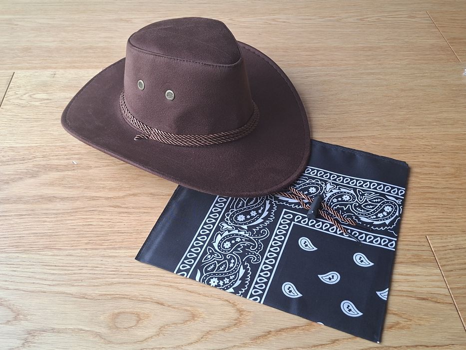 Kapelusz kowbojski i bandana. Kowboj, szeryf, rewolwerowiec