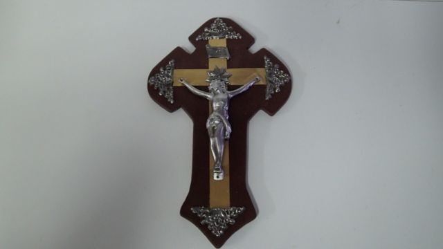 Crucifixo antigo em metal e madeira