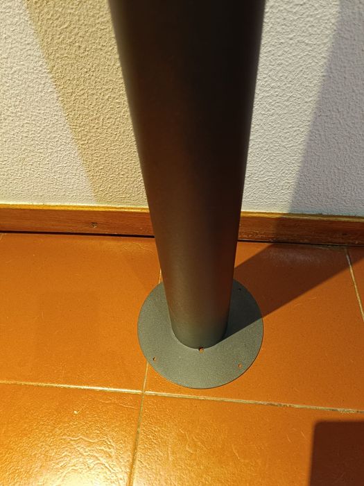 Cinzeiro de pé alto