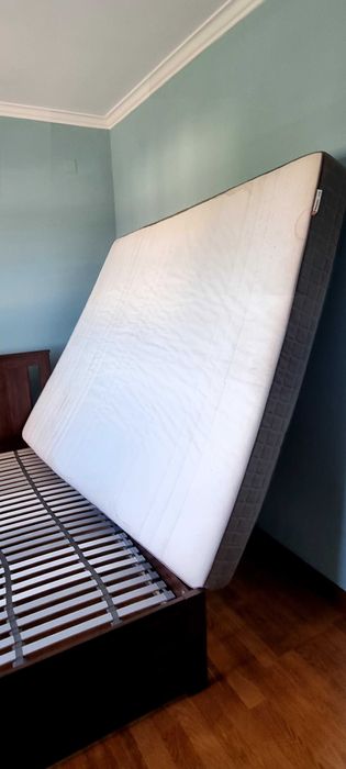 Cama madeira ikea com colchão e 2 criados mudos