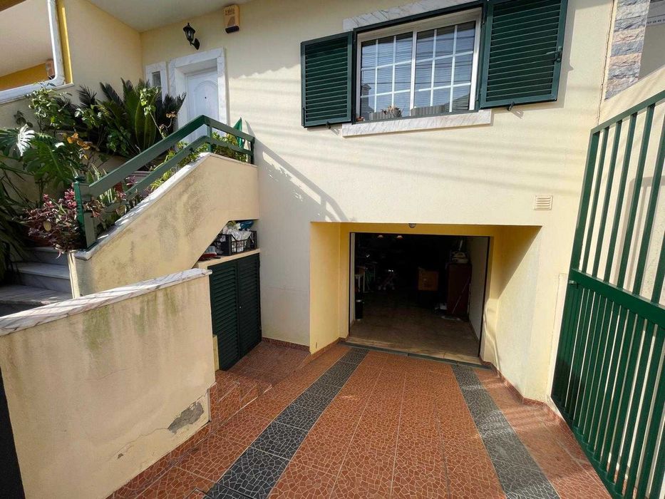 Moradia T3  em Vale de Milhaços, Corroios, com garagem