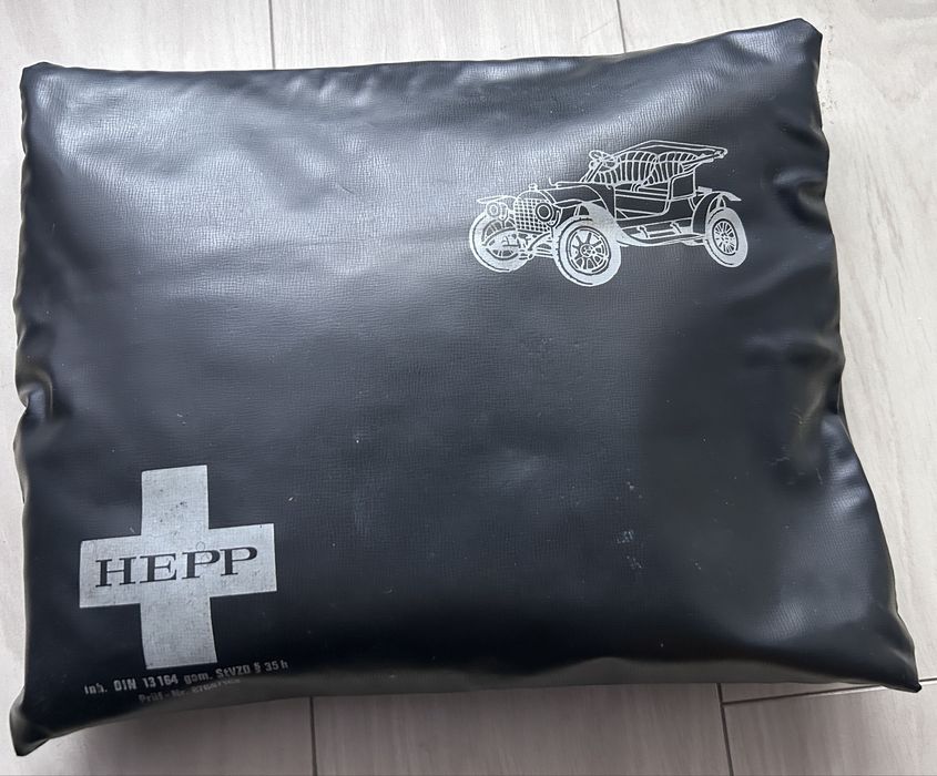Apteczka samochodowa do starego auta 88 rok ( produkt kolekcjonerski)