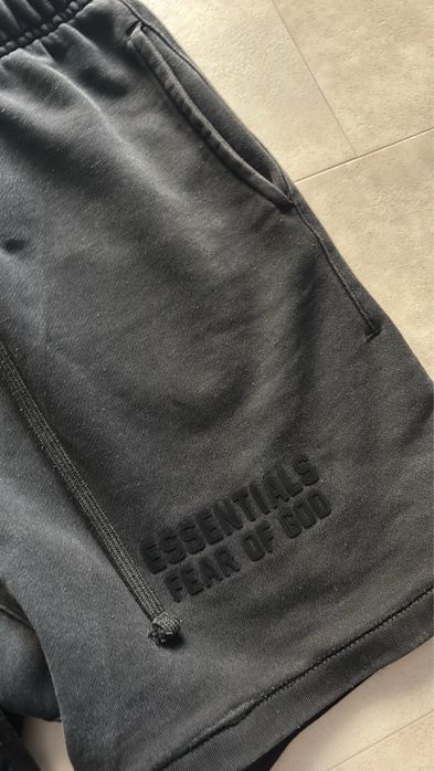 Calções Fear of God Essentials em tamanho XS.