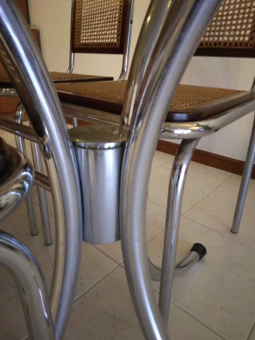 Mesa de sala com tampo em vidro e pés cromados