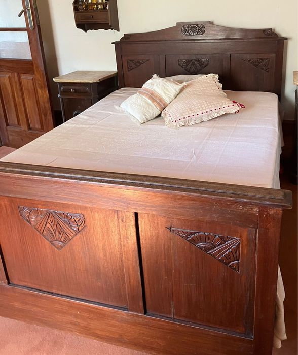 Cama vintage em madeira maciça