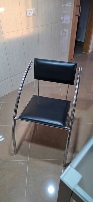 6 cadeiras de cor preta para cizinha ou sala