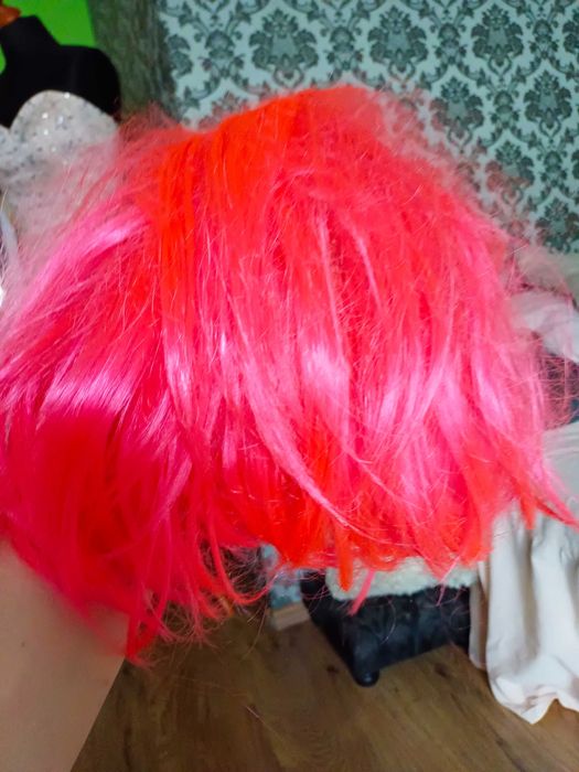 Różowa krótka peruka