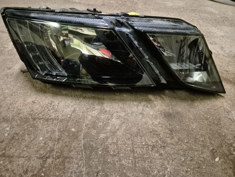 Lampa przednia Skoda Octawia 3 2019r