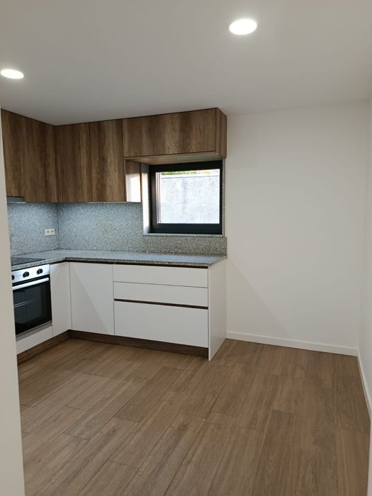 Alugo casa T2 com garagem