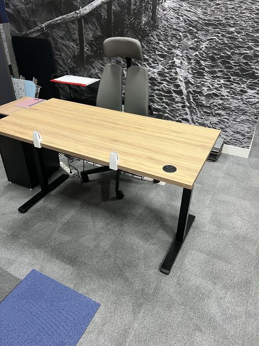 Biurko z elektryczną regulacją wysokości – blat dąb dziki – 137×67 cm