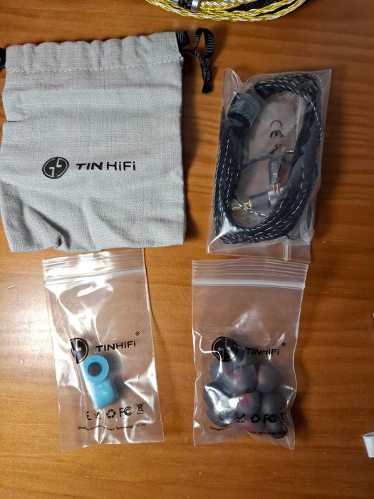 Tin HiFi T3 Plus IEMs c/ pontas SpinFit e cabo