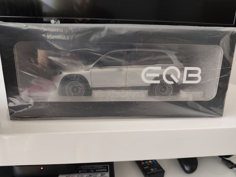 1/18 Mercedes EQB 2021 NZG carro coleção miniatura