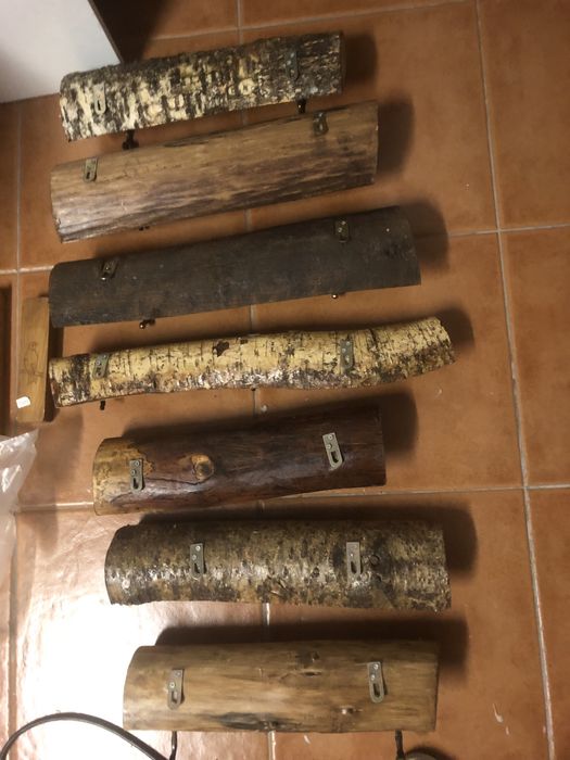 Cabides em madeira com desenho gravado