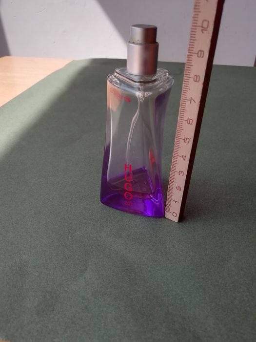 Conjunto de frascos de perfume antigos vazios.