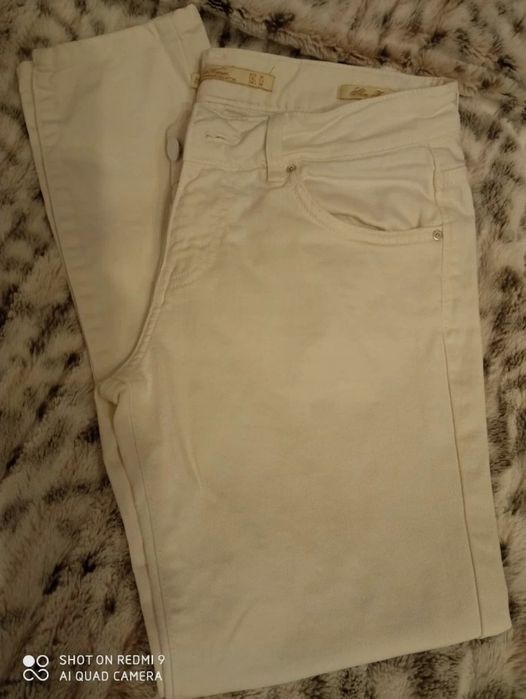 Białe jeansy Zara 36