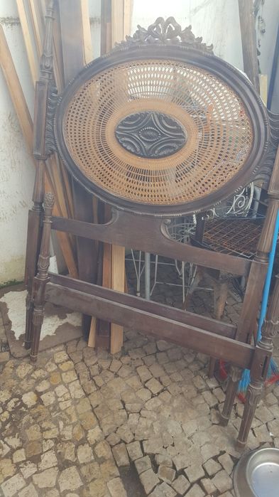 Camas antigas completas sem estrados e colchões.