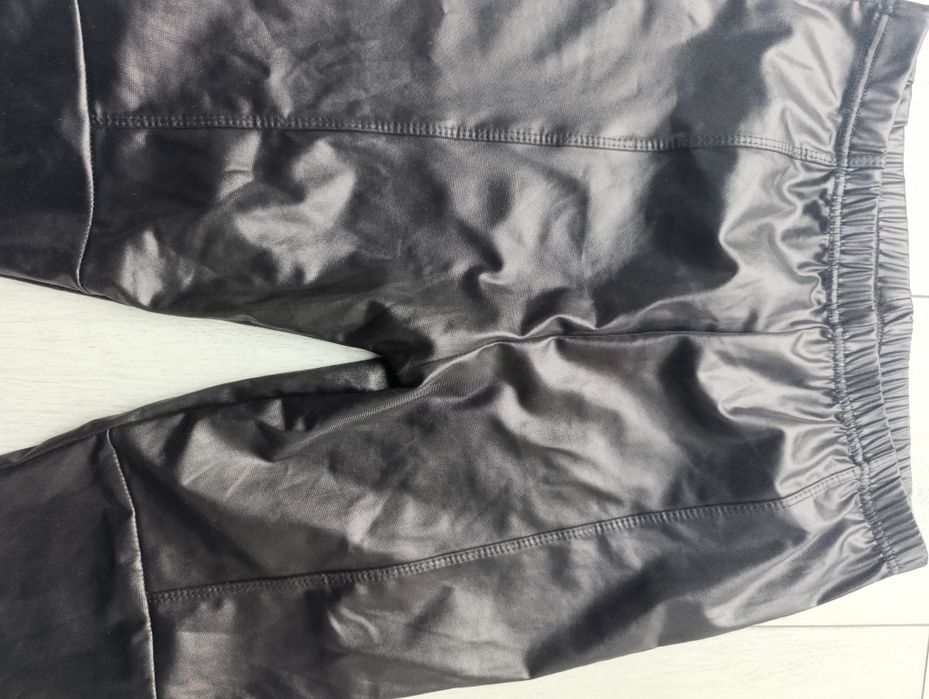Czarne skórzane legginsy m 38
